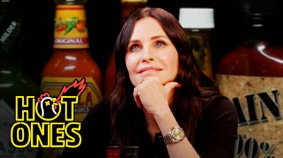 Courteney Cox Becomes Friends With Spicy Wings