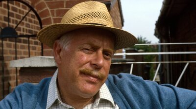 Keeping Up Appearances S02E10