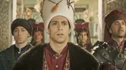 Ahmed asciende al trono