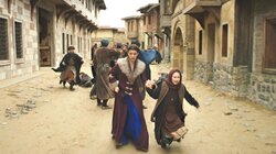 Kosem contra la pared