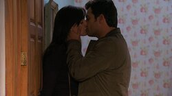 Elio besa a Sara
