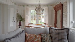 Мед и золото на белом. Кухня-гостиная и санузел