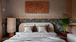 Спальня в оазисе с горной рекой