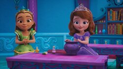 Make A Rainbow Potion with Sofia and Camila