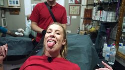 Gipset arm og piercing