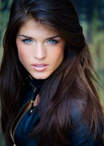  Marie Avgeropoulos