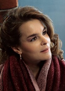 Алла Ипатьева, бывшая жена Леонида, редактор на ТВ (2 сезон)