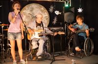 Красные браслеты