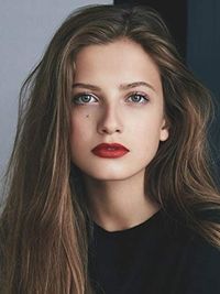 Zoë Pastelle Holthuizen
