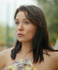 Девушка на детской площадке