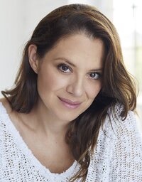 Dóra Szinetár
