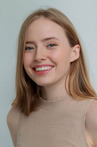 Анна Попова