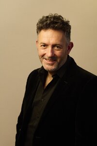 Mikel Santiago