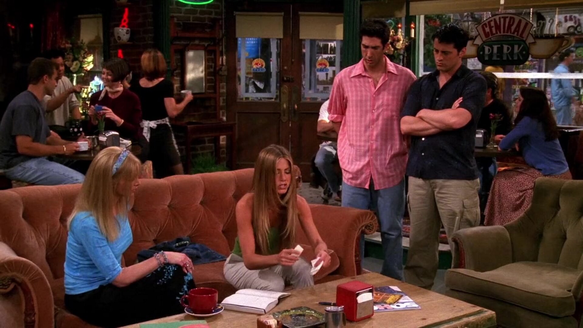 Включи friends. Друзья 6 сезон 25 серия. Сериал друзья Моника 6 сезон. Сериал друзья сезон 6 серия 6. Паоло сериал друзья.