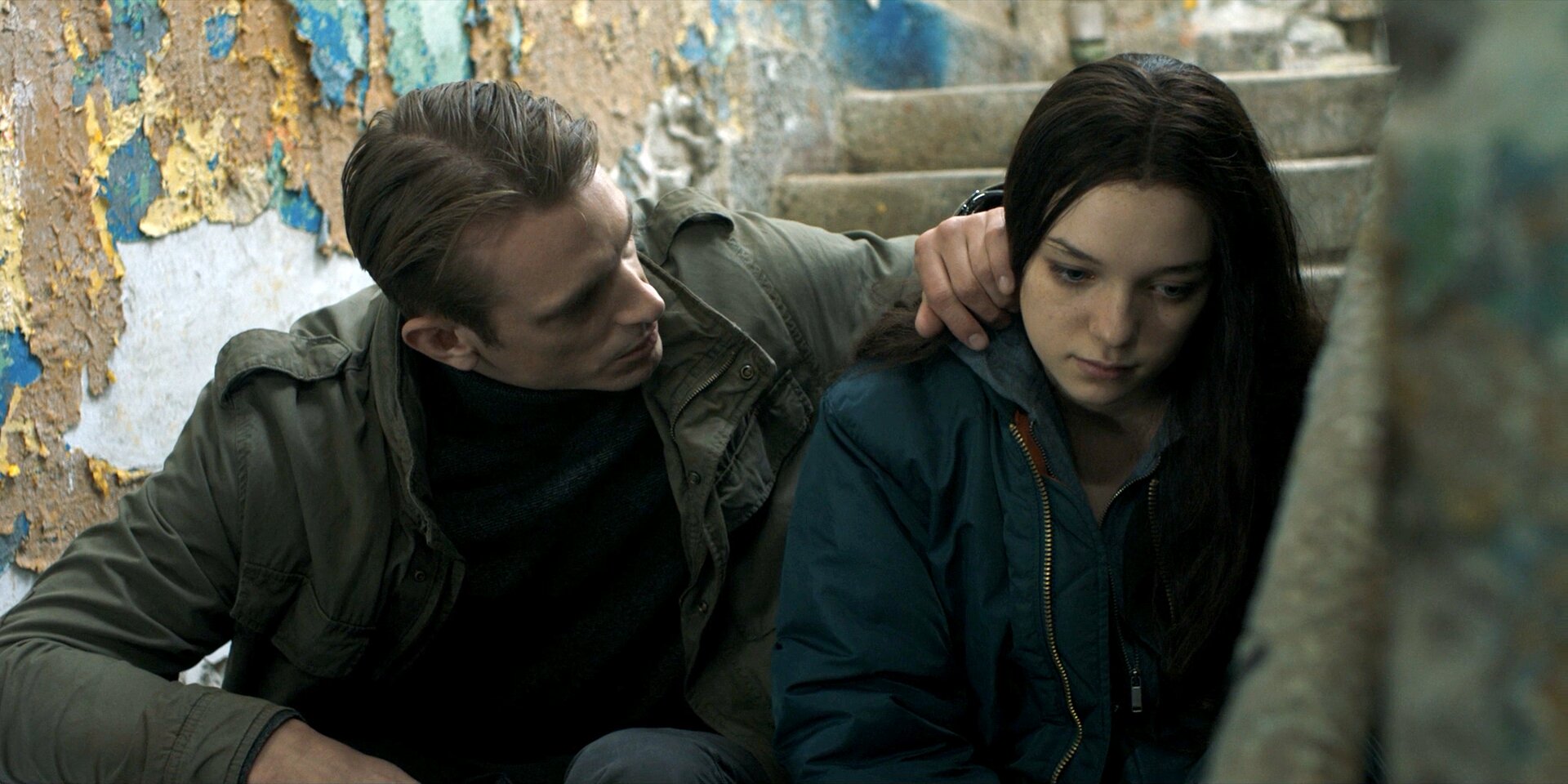 Erik (Joel Kinnaman) and Hanna (Esme Creed-Miles), Hanna S01E03. 