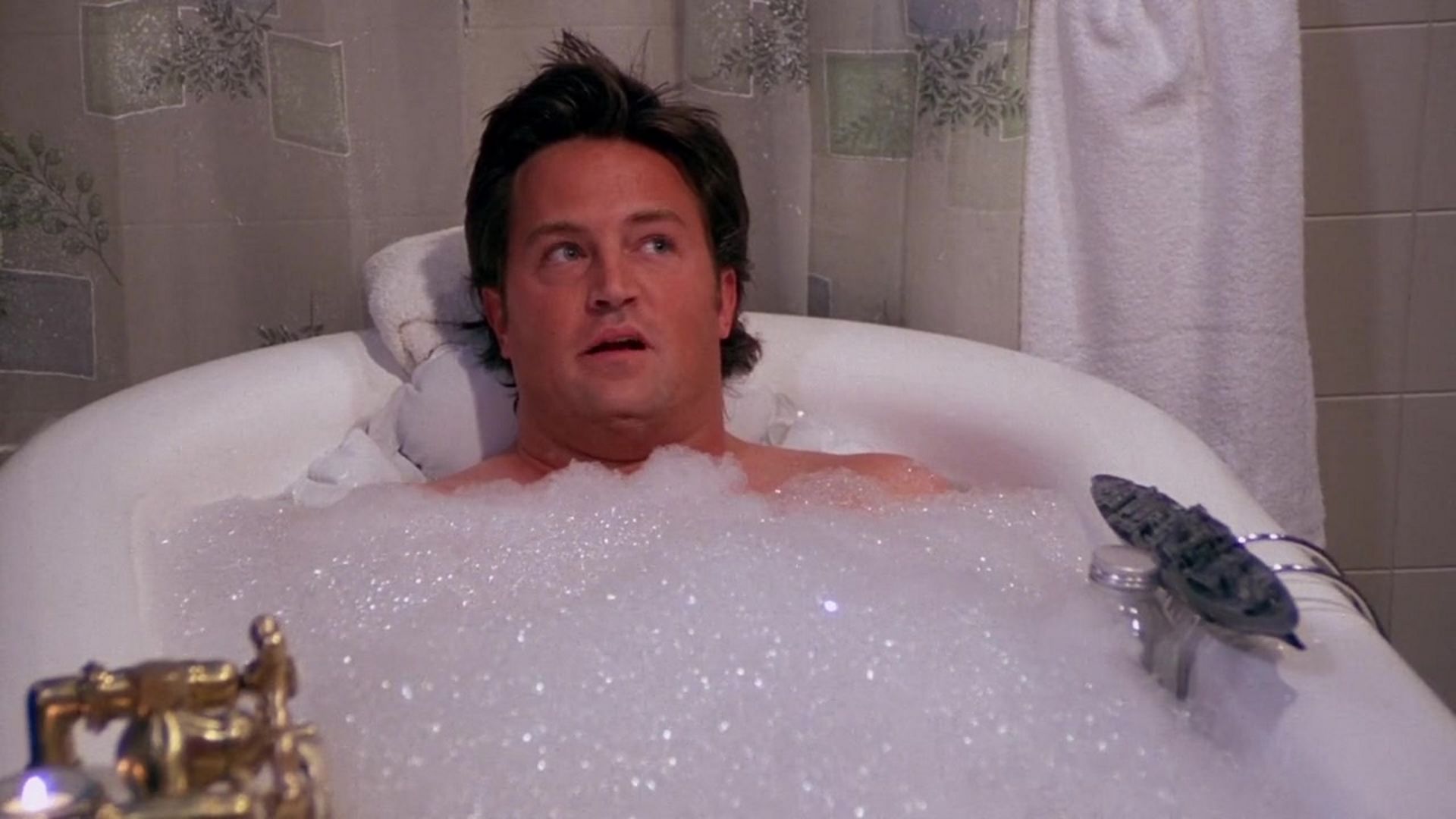 Мужчина принимает ванну. Чендлер в ванне. Друзья Чендлер в ванной. Чендлер в ванне с корабликом.