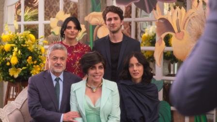 La Casa de las Flores S1 E13 – AMAPOLA (símb. resurrección)