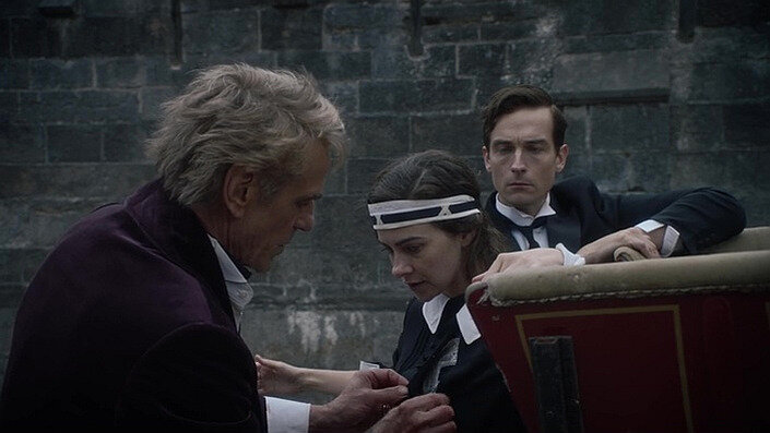Jeremy Irons, Sara Vickers, Tom Mison, Watchmen S01E04