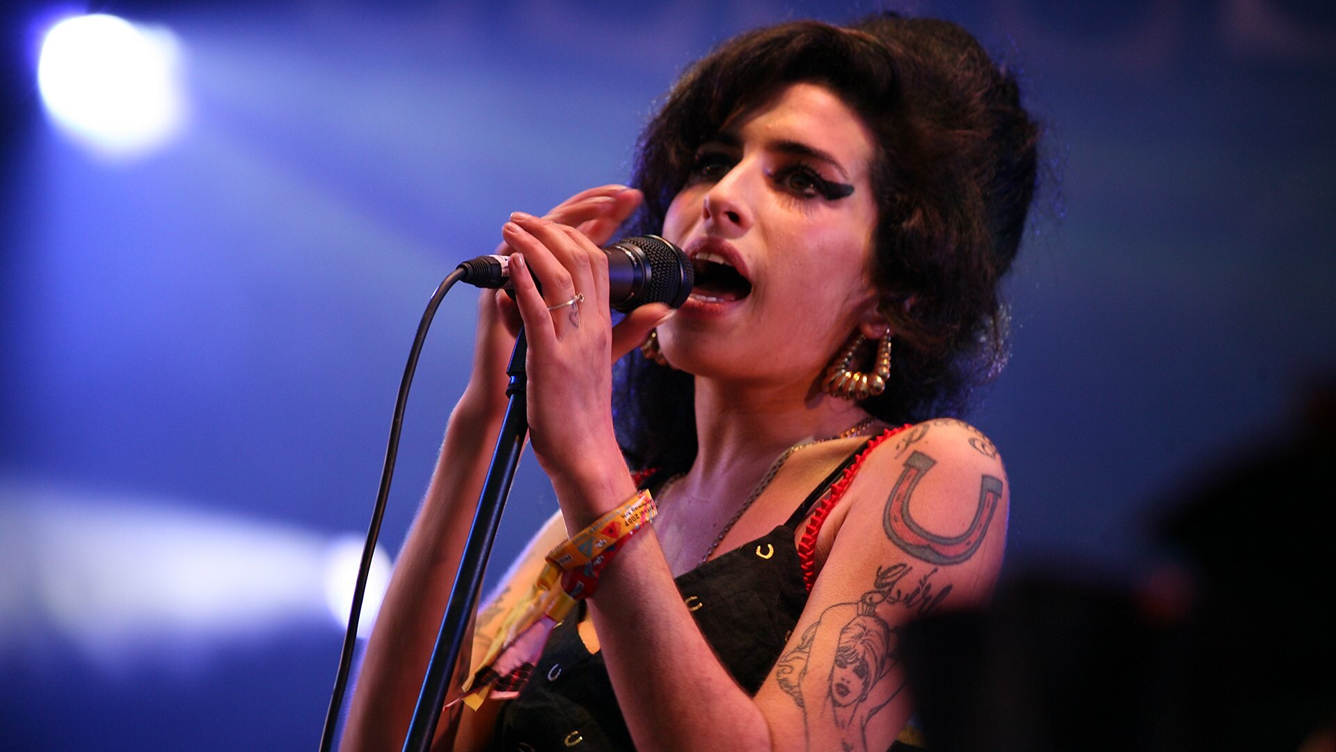 Winehouse back to black. Amy Winehouse 2007. Amy Winehouse Glastonbury. Amy Winehouse - back to Black. Amy Winehouse - back to Black (2007).