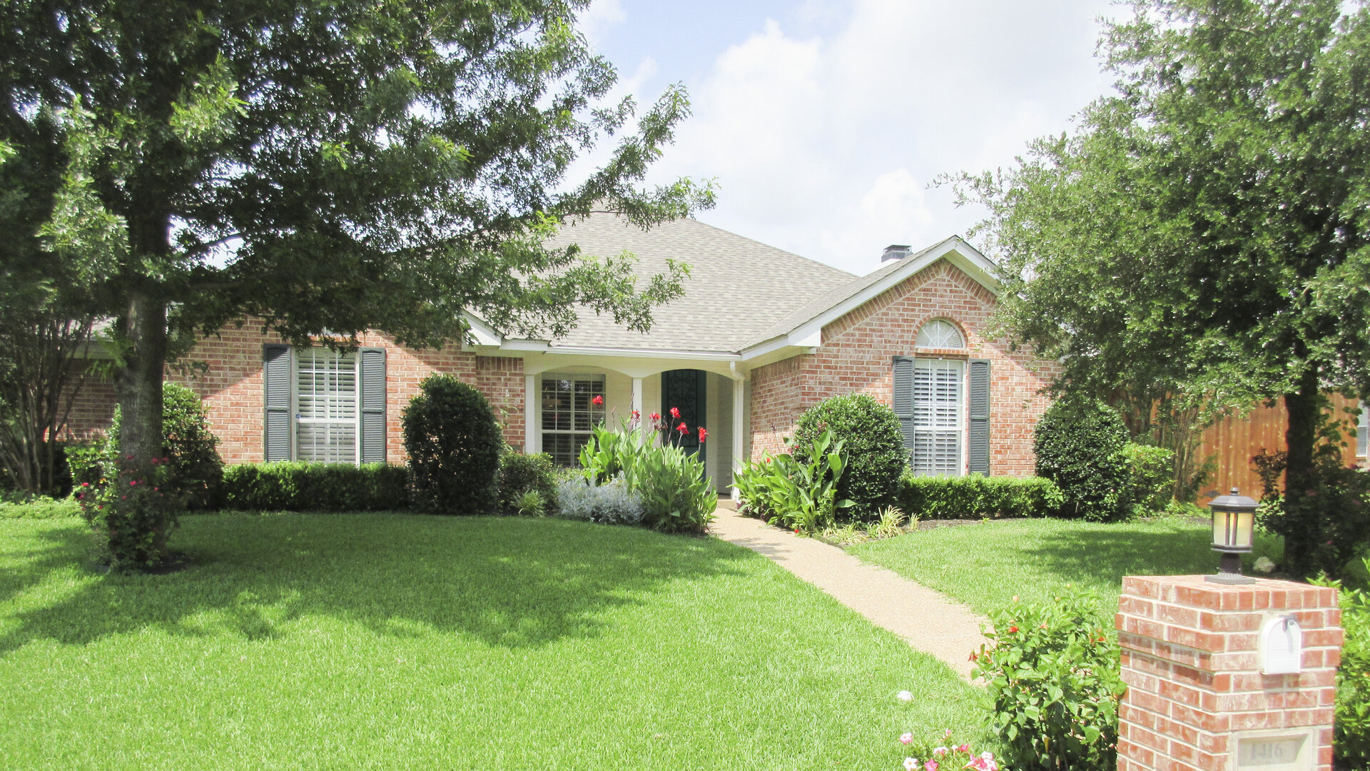 House Hunters: Comedians on Couches S1 E03 – Comics Watch House Hunters: Party Central in Waco