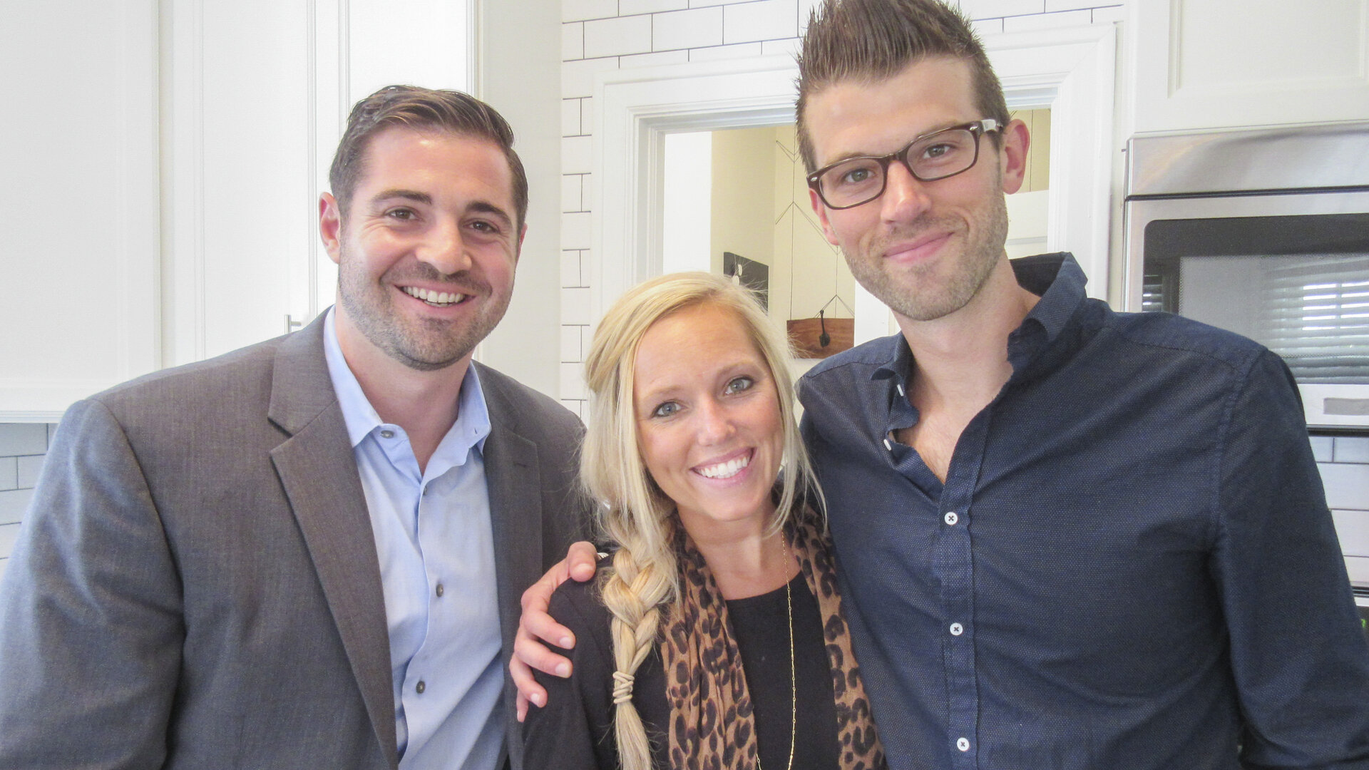 House Hunters: Comedians on Couches S1 E08 – Comics Watch House Hunters: First Home in Indianapolis
