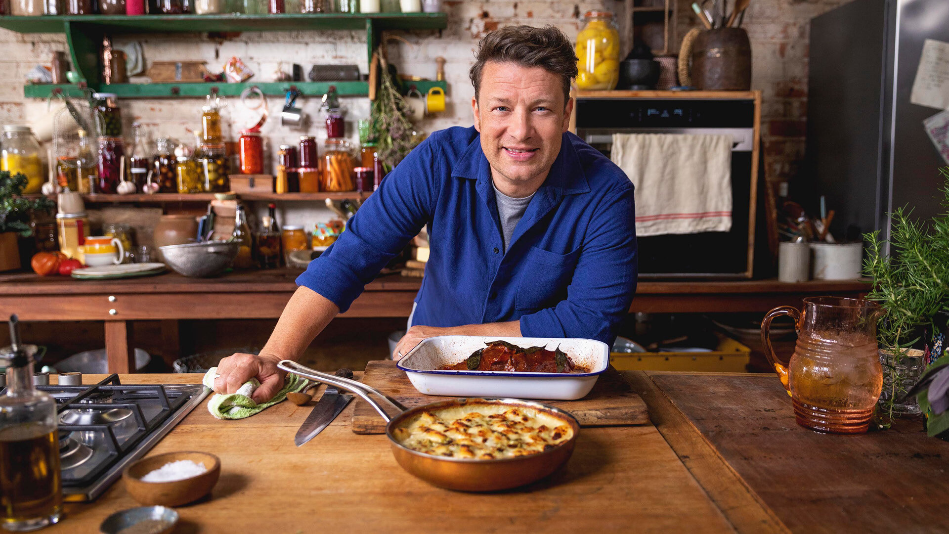 Jamie: Keep Cooking Family Favourites S1 E02 – Cauliflower Cheese Pasta, Spicy Chicken Burger, Chicken Kiev
