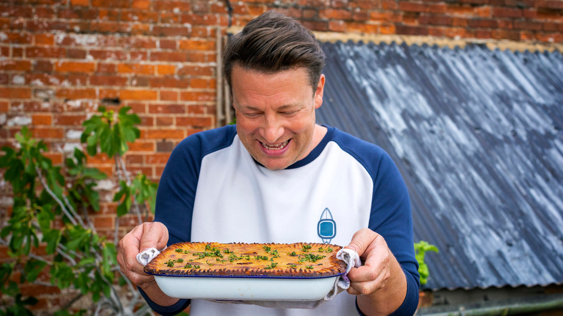 Jamie: Keep Cooking Family Favourites S1 E05 – Sausage and Mash Pie, Fish and Chips