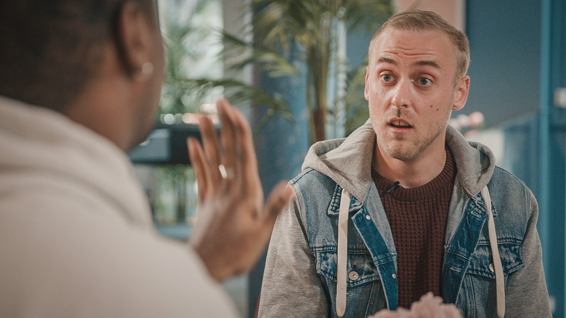 Mobilflørt S1 E10 – Why Wear Clothes When You Can Go Naked