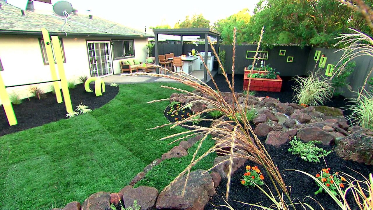 Yard Crashers S7 E02 – Playground Paradise