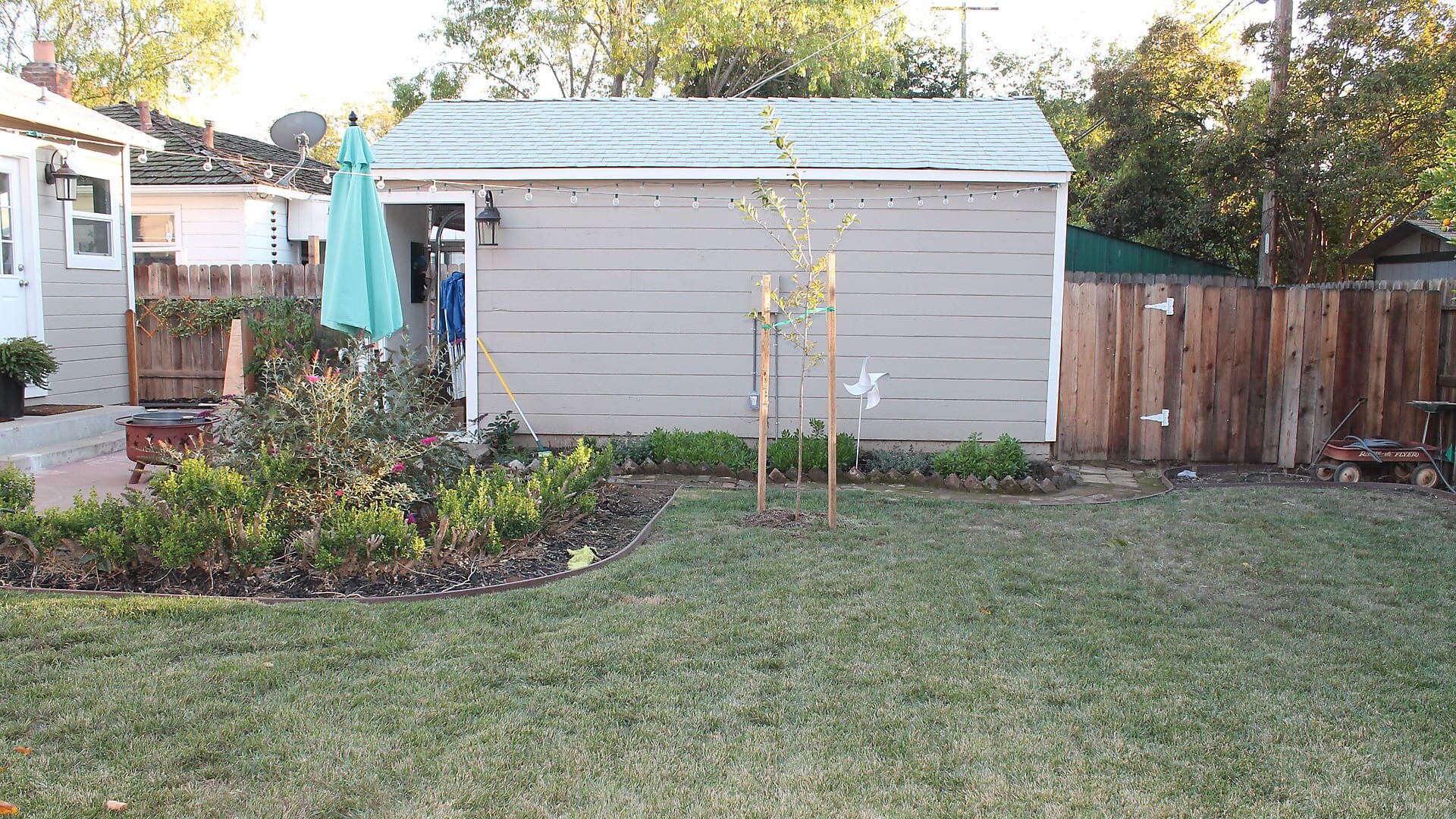 Yard Crashers S16 E01 – Contemporary Cedar Design