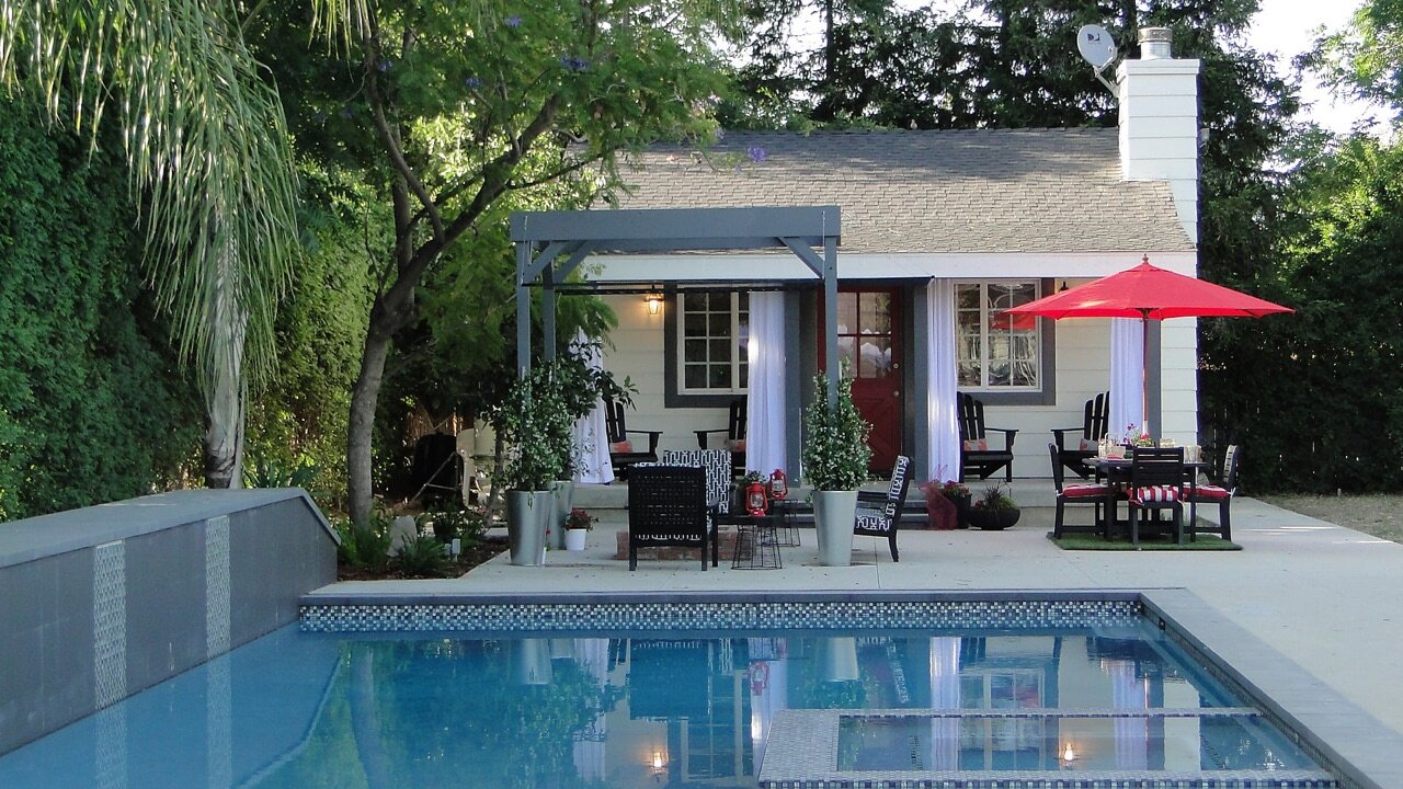 Room Crashers S3 E08 – Poolside Retreat
