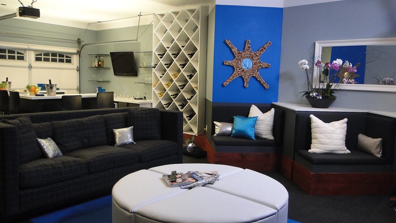 Room Crashers S3 E13 – Entertainer's Lounge