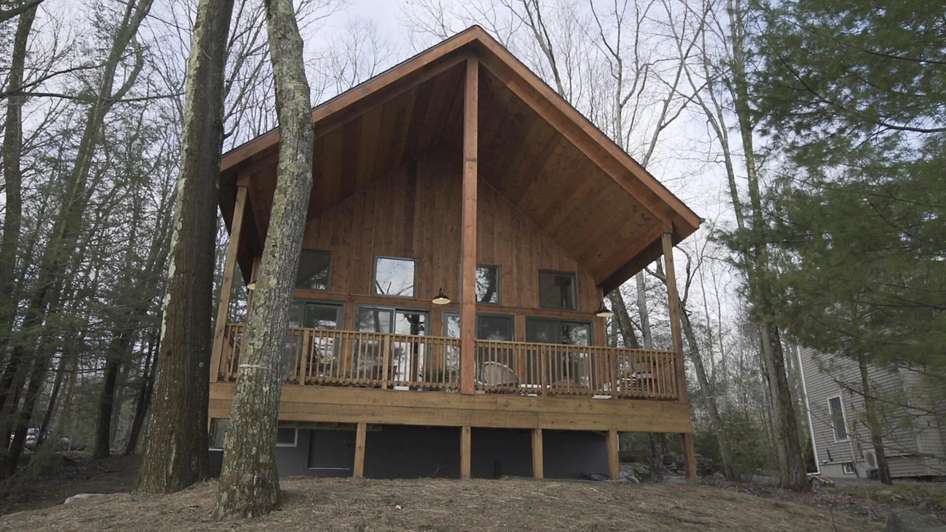 Lakefront Bargain Hunt: Renovation S2 E03 – Wolf Lake Escape