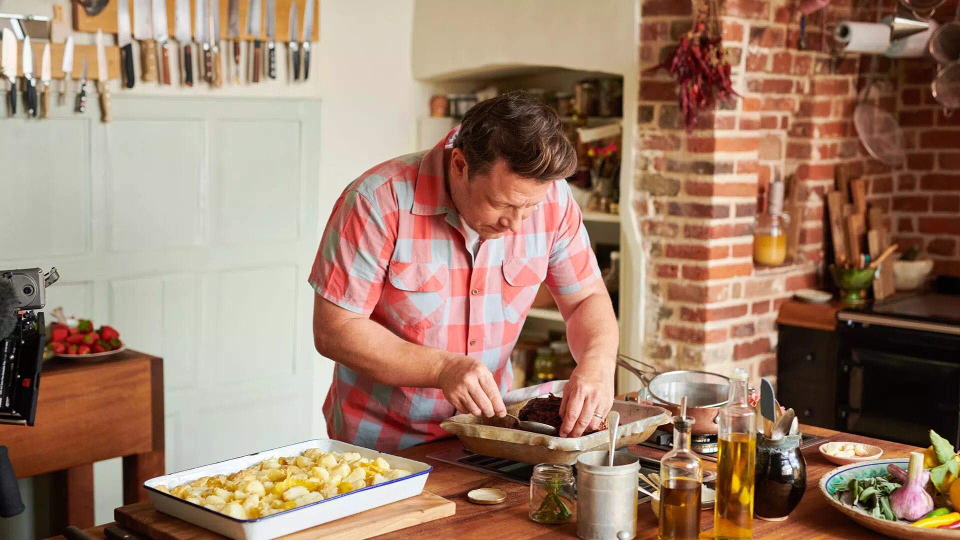 Jamie Oliver: Together S1 E04 – Episode 4: Prawn Cocktails, Quiche, Tangerine Drizzle Cake