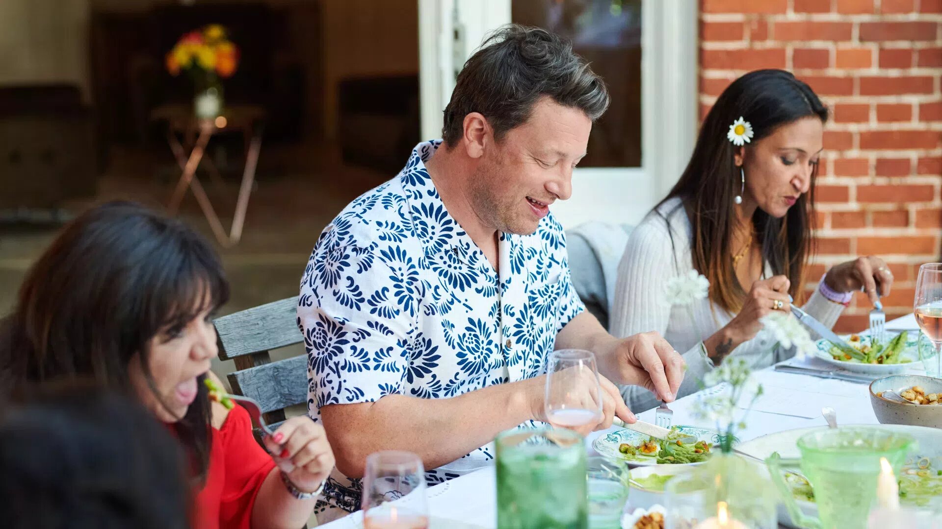 Jamie Oliver: Together S1 E02 – Episode 2: Mediterranean Salmon, Lemony Potatoes, Summer Pud