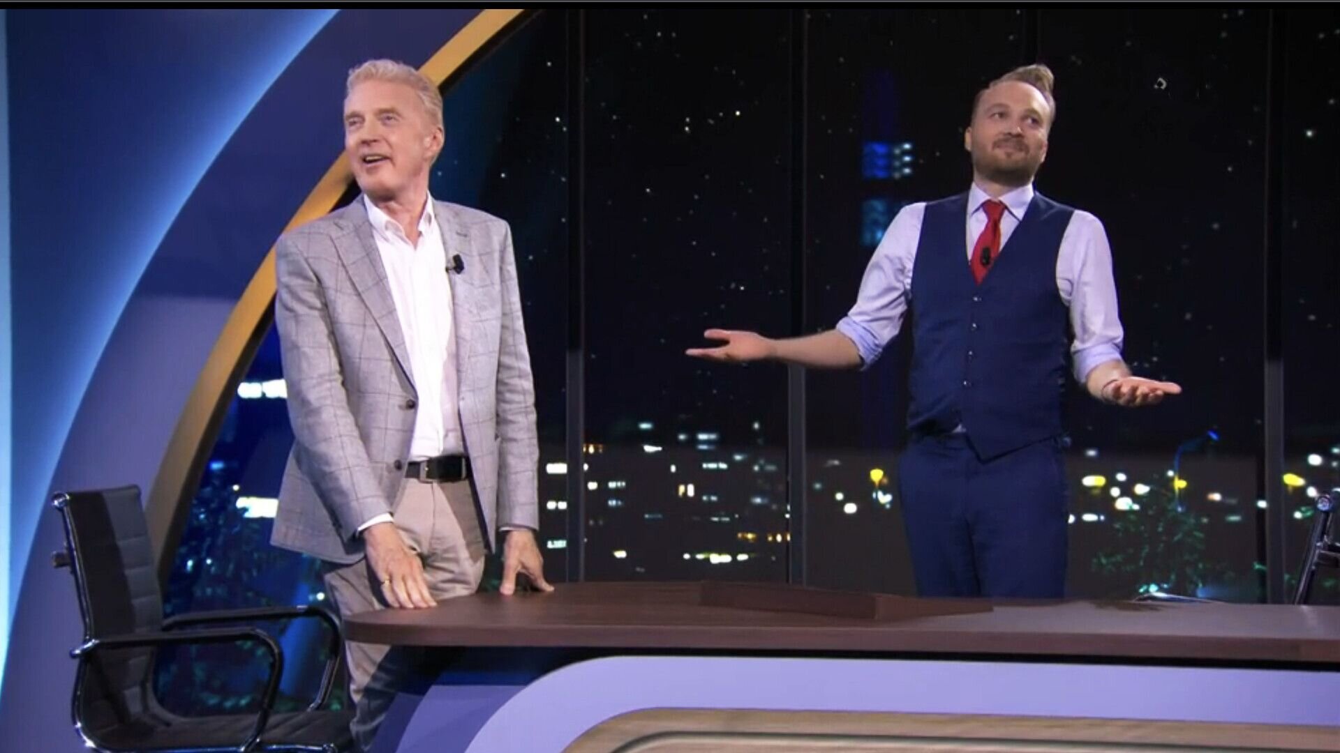 De Avondshow met Arjen Lubach S2022 E46 – Goedkoop vliegen, André van Duin