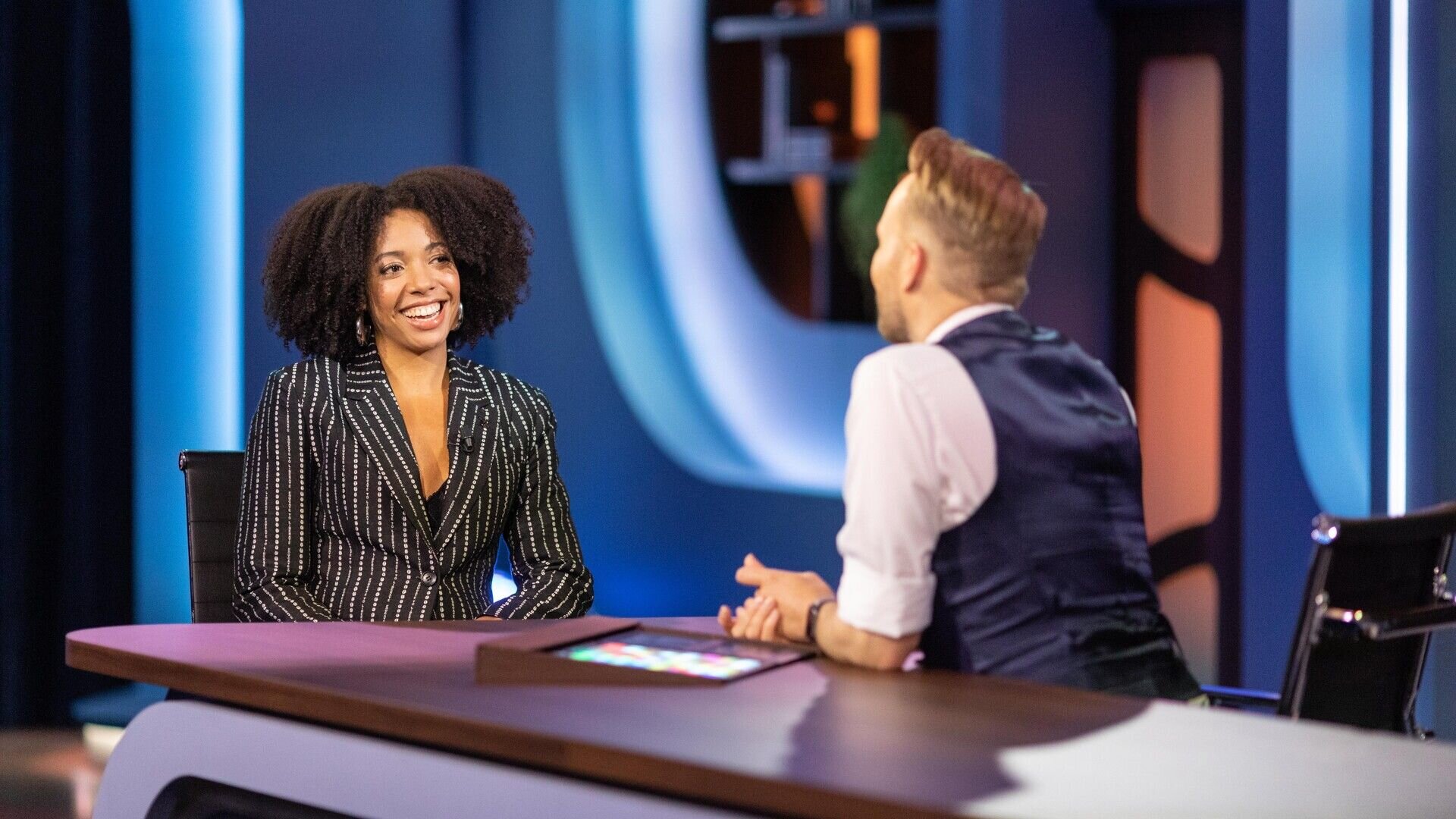 De Avondshow met Arjen Lubach S2022 E54 – De Omgevingswet, Joy Delima