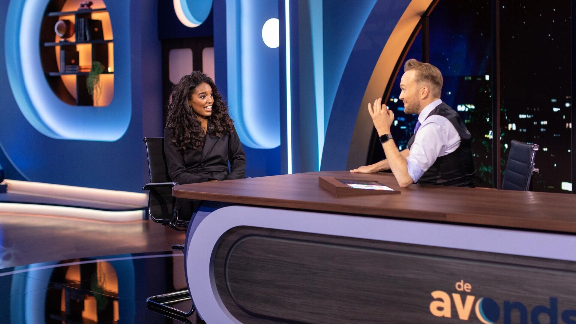 De Avondshow met Arjen Lubach S2022 E58 – Asieldeal, Sosha Duysker