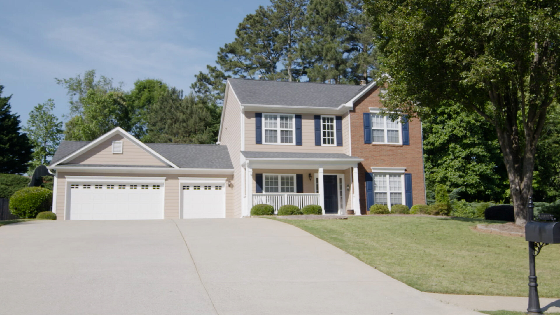 Sell This House S2 E19 – Bland Bachelor Pad