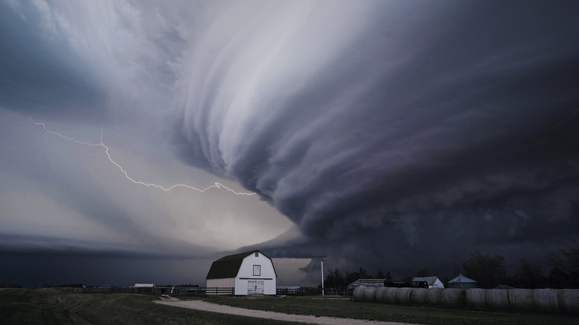 Weathered S1 E08 – Tornado Warning: Survive Nature's Wildest Winds