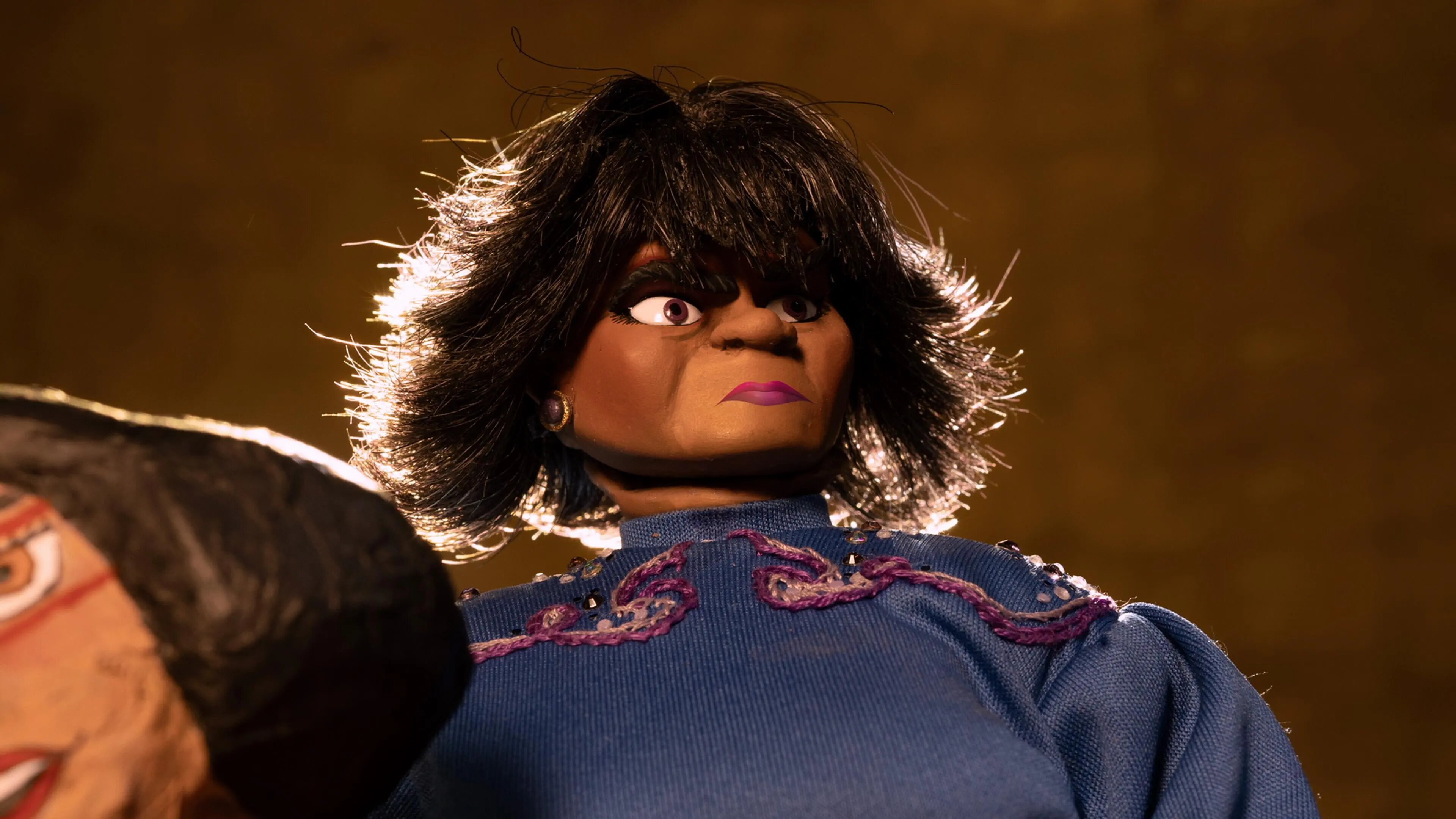 Women Wearing Shoulder Pads S1 E04 – El Cordón Umbilical
