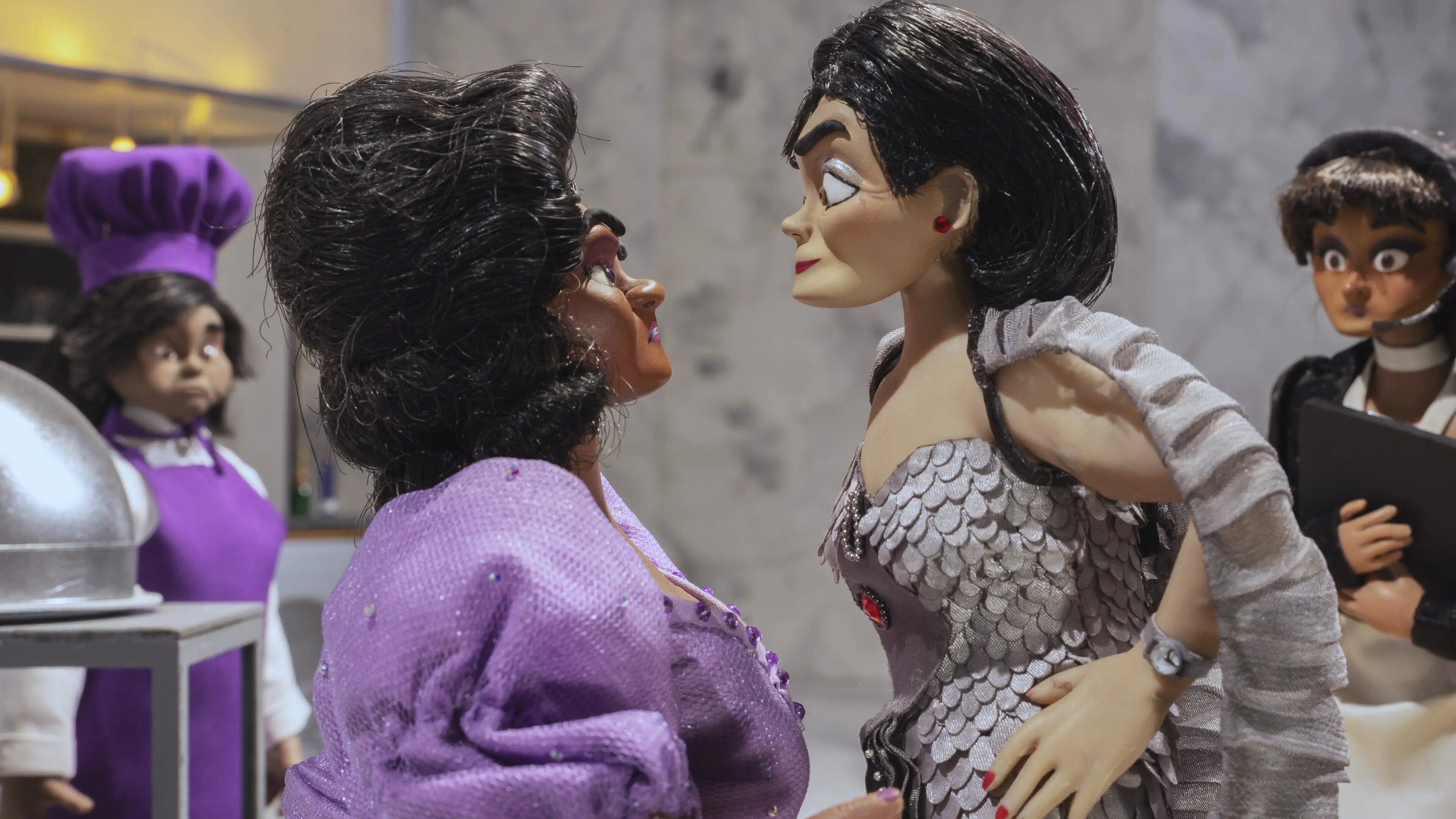 Women Wearing Shoulder Pads S1 E05 – La Misma Noche Que Anoche