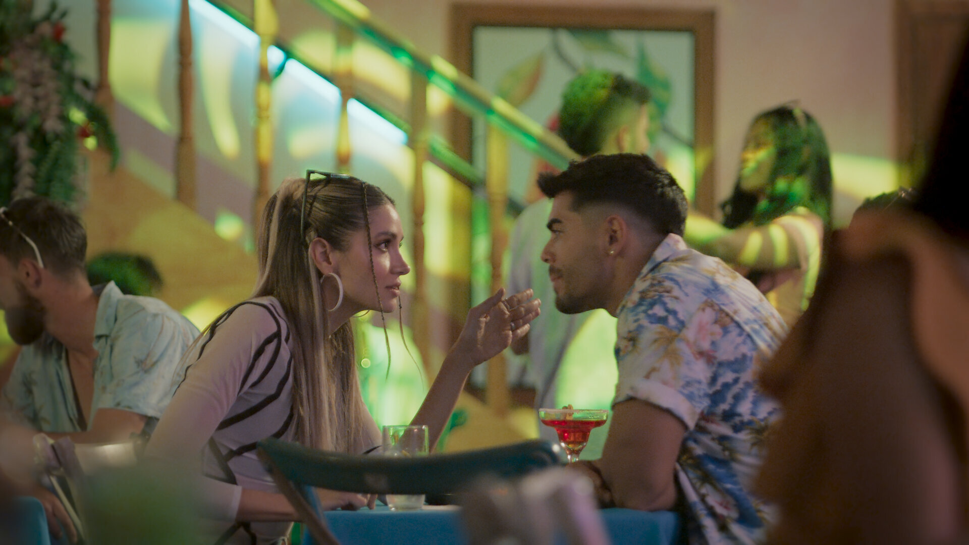 Charly piensa que Sky es aliada de Mike y lo está traicionando