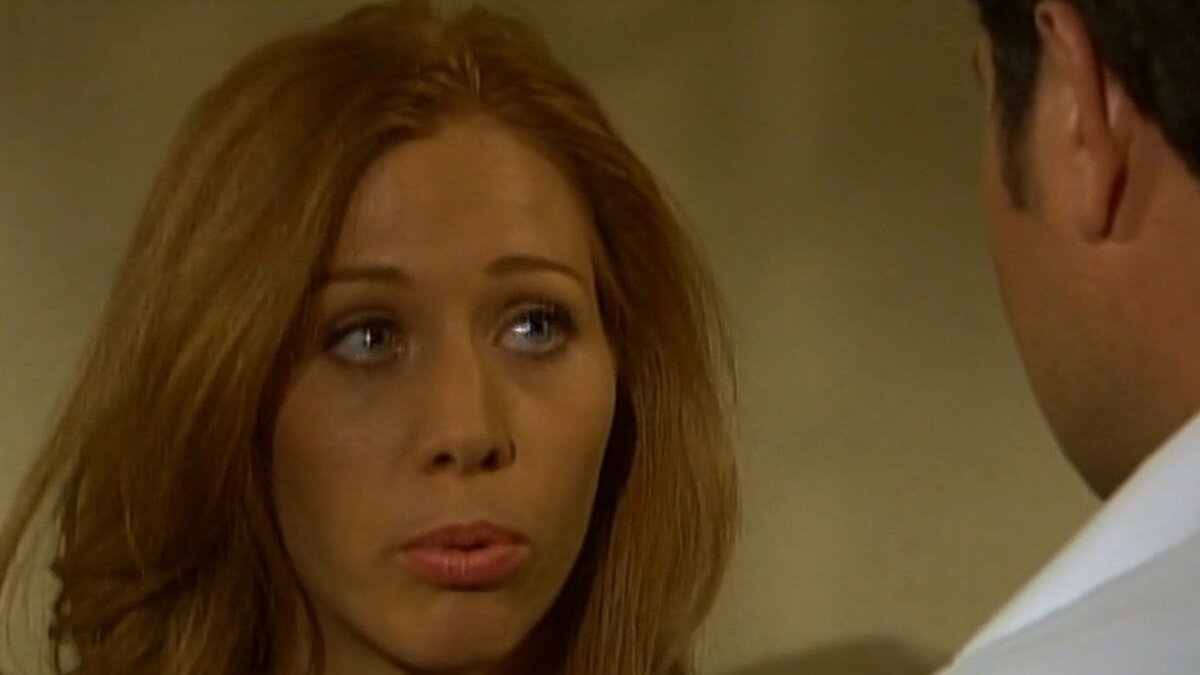 La Intrusa S1 E48 – El arma del delito