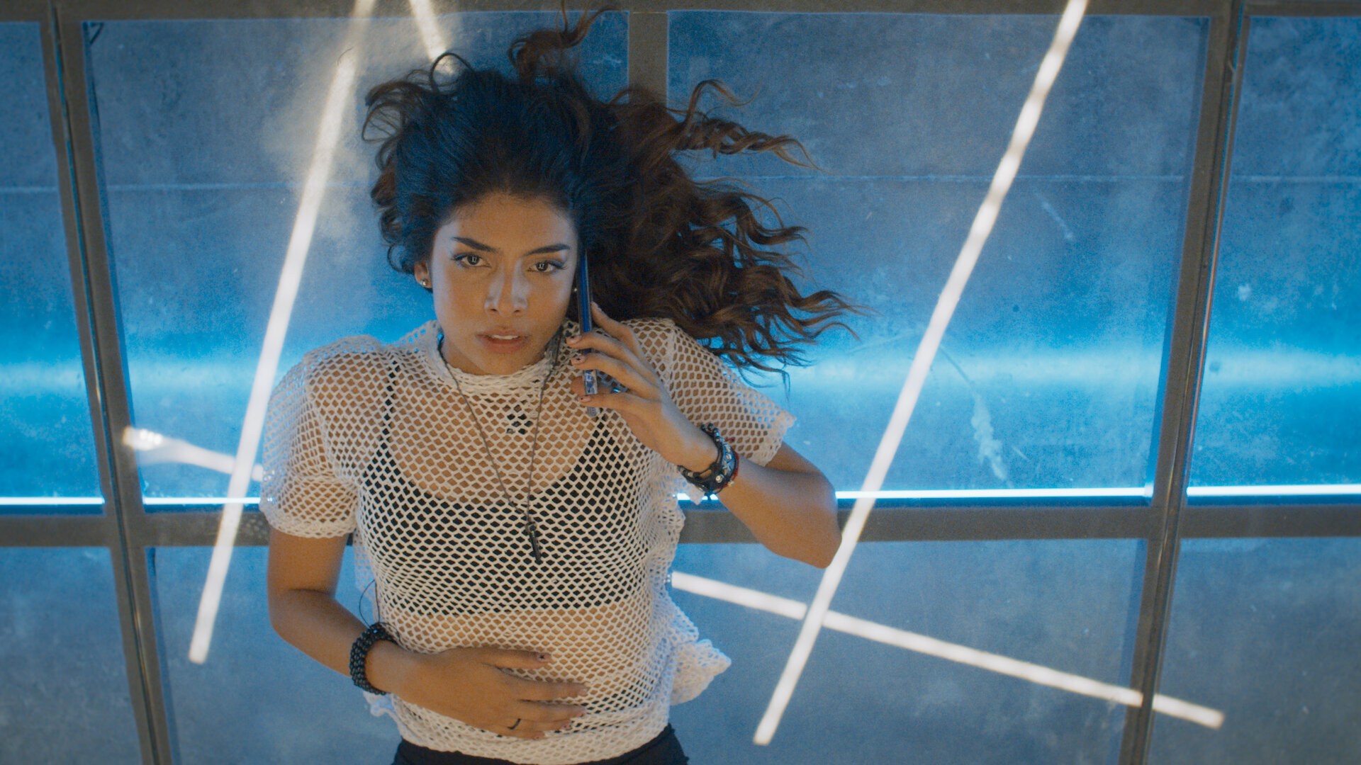 Sky besa a Charly y le confiesa que está enamorada de él