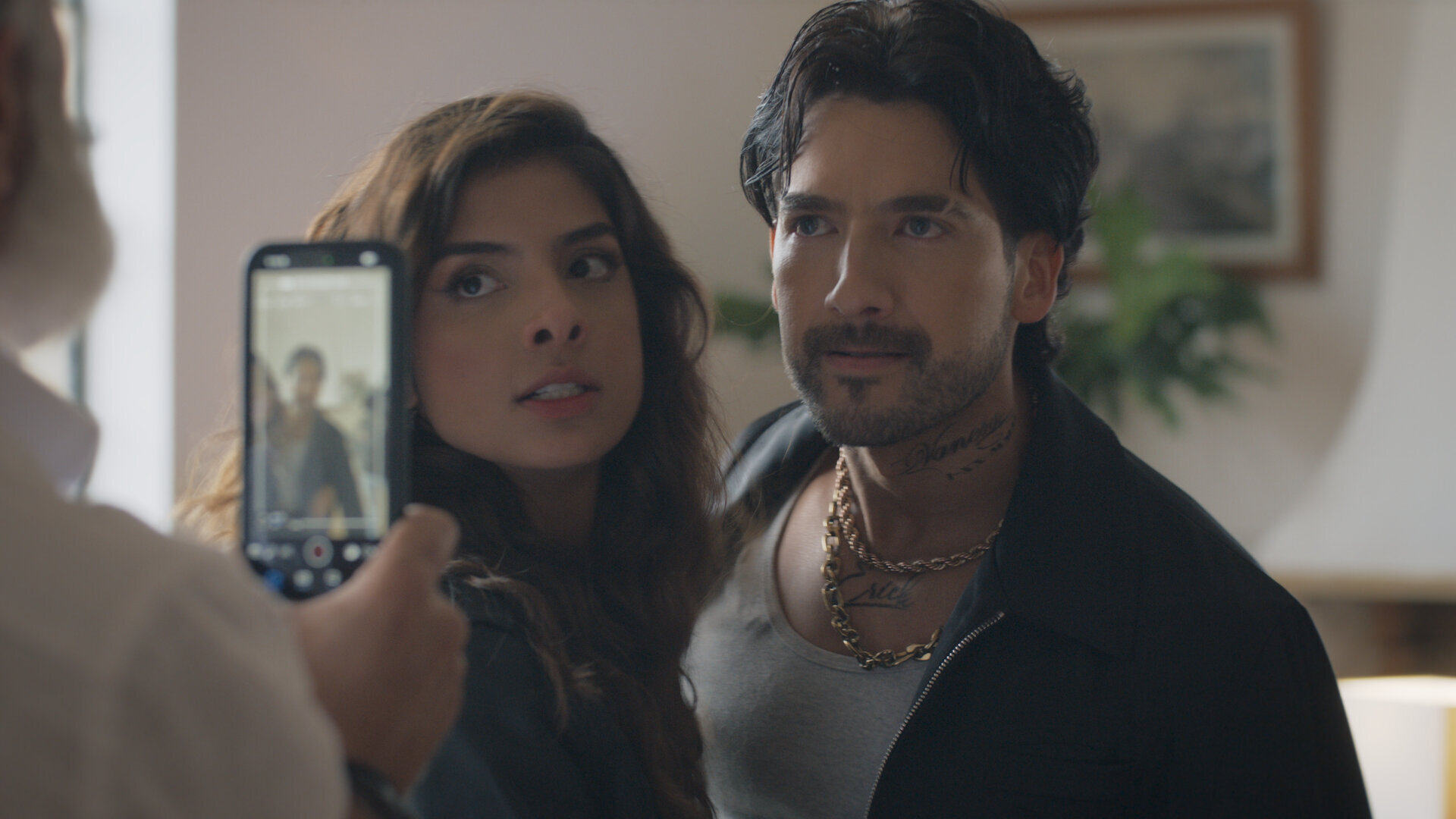 Charly se acerca al paradero de Yeimy e Irma