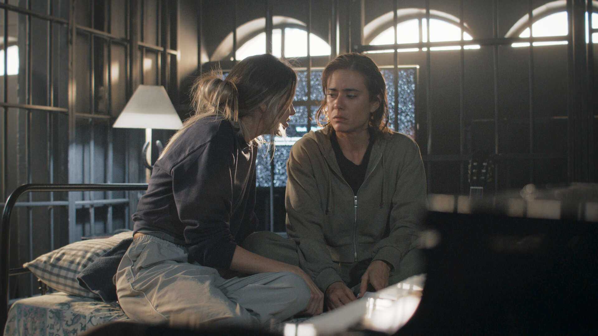 Yeimy intenta escapar de la prisión de Mike, pero está muy débil