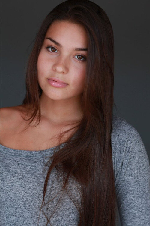Девери джейкобс. Kawennáhere Devery Jacobs. Элора Данан. Девери Джейкобс слив.